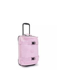 Zaino su ruote in tessuto rosa chiaro, dotato di maniglia superiore, manico telescopico, fibbie e dettagli neri, e un logo circolare sulla parte anteriore.