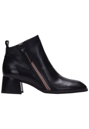 Botín de cuero negro con punta afilada, cremallera frontal y detalles marrones. Presenta un tacón grueso y textura lisa.