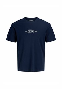 Tumši zilas krāsas kokvilnas t-krekls, ar apaļu kakla izgriezumu, īsām piedurknēm. Priekšpusē balta teksta uzraksts: "Jack & Jones SADARBĪBA, IZVEIDOTA 1990. GADĀ."