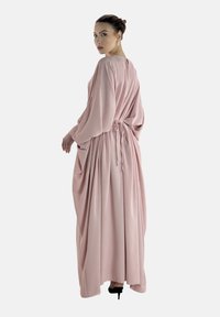 Langes, fließendes pinkes Kleid aus leichtem Stoff, mit weiten Ärmeln, einer taillierten Taille mit Bindebändern und einem lockeren, drapierten Design.