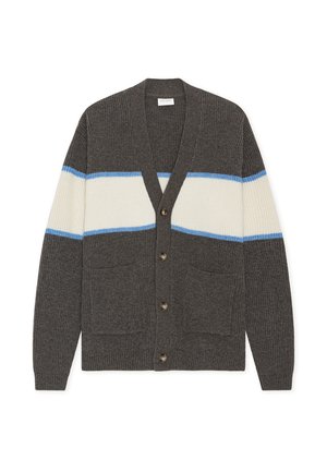 Grå ullcardigan med V-hals, knappestenging, to frontlommer og horisontale striper i krem og lyseblått over brystet.