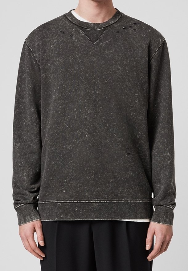 Sweat-shirt gris foncé avec une finition texturée, col rond et détails usés. Présente une couture blanche le long de l'ourlet et des poignets.