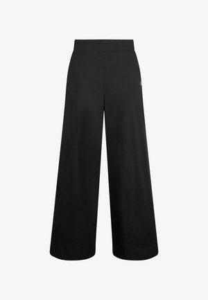 I pantaloni neri a gamba larga presentano una texture liscia opaca, una vita elasticizzata e un sottile logo dorato sul lato.