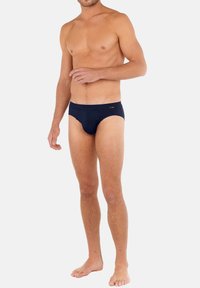 Navyblaue Herrenunterhosen aus elastischem Stoff; ausgestattet mit einem unterstützenden Frontbeutel und einem weichen Bund für zusätzlichen Komfort. Keine sichtbaren Muster.