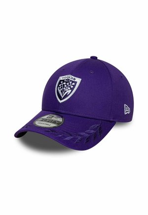 Lila Baseballmütze mit Toulon RCT Logo vorne, New Era Logo an der Seite und Blattstickerei am Schirm, dargestellt auf weißem Hintergrund.