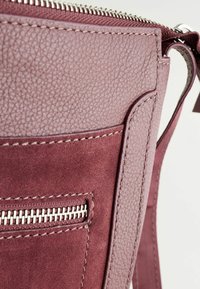Next POCKET MESSENGER - REGULAR FIT - Rankinė per petį - berry red