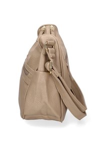 Borsa a tracolla in pelle beige con superficie texturizzata, dotata di chiusura a zip, tracolla regolabile e due tasche esterne per lo stoccaggio.