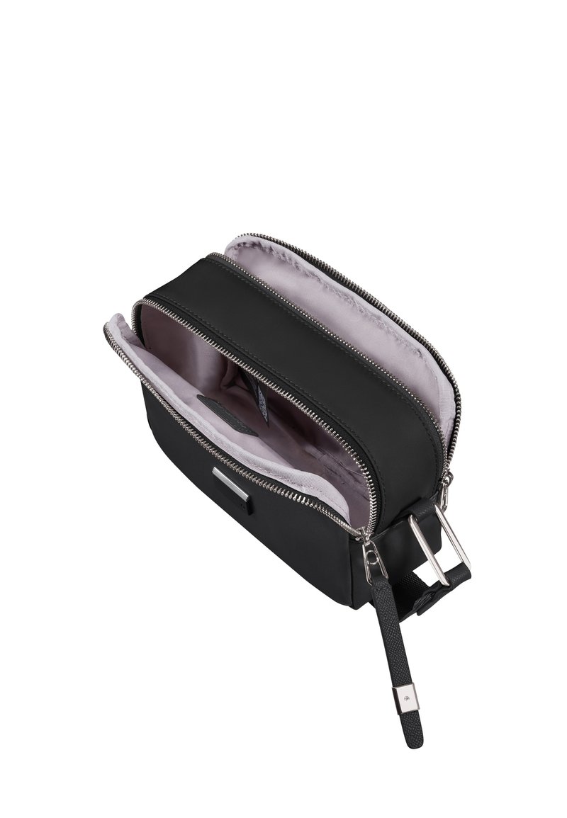 Schwarze synthetische Tasche mit eleganten, rechteckigen Design. Verfügt über zwei Reißverschlussfächer, silberne Hardware und einen strukturierten Trageriemen. Das Innenfutter ist hellgrau.