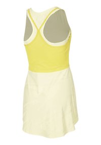 Vestido deportivo amarillo con parte superior ajustada y falda acampanada. Presenta un diseño de espalda de nadador, tejido ligero y acentos de malla transpirable.