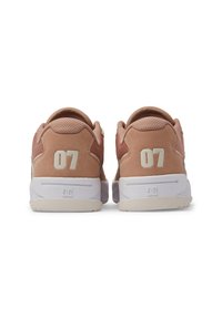 Pink suede sneakers with a padded collar, white rubber soles, and large beige '07' detailing on the heel. Soft texture and sporty design.
