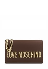 Braune rechteckige Tasche mit strukturiertem goldenen Kettenriemen und großen goldenen Buchstaben, die LOVE MOSCHINO auf dem vorderen Klappenbereich buchstabieren.