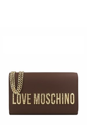 Bolso rectangular marrón con correa de cadena dorada texturizada y grandes letras doradas que dicen LOVE MOSCHINO en la solapa frontal.