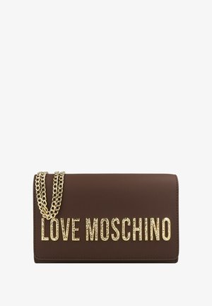 Bolso rectangular marrón con correa de cadena dorada texturizada y grandes letras doradas que dicen LOVE MOSCHINO en la solapa frontal.