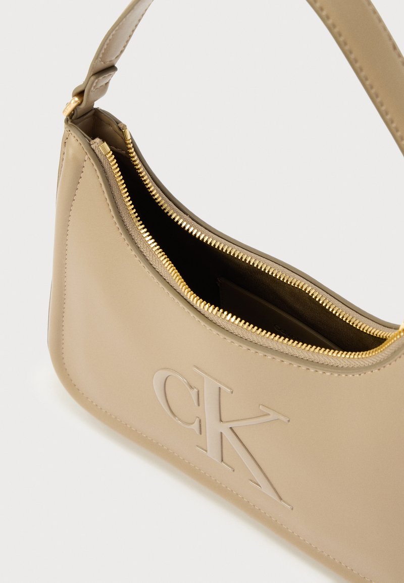Calvin Klein BOLD SMALL SHOULDER BAG - Kabelka - desert taupe