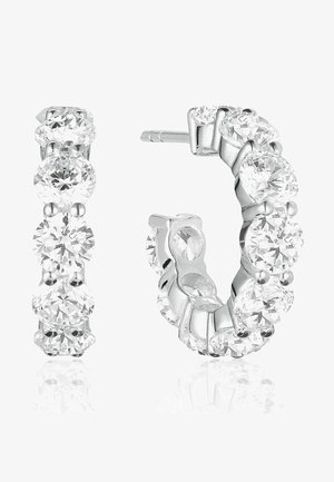 Silverhängen i form av hoopes med flera runda klara stenar, ordnade i en rad. Hängena har en polerad yta och en standard poststängning.