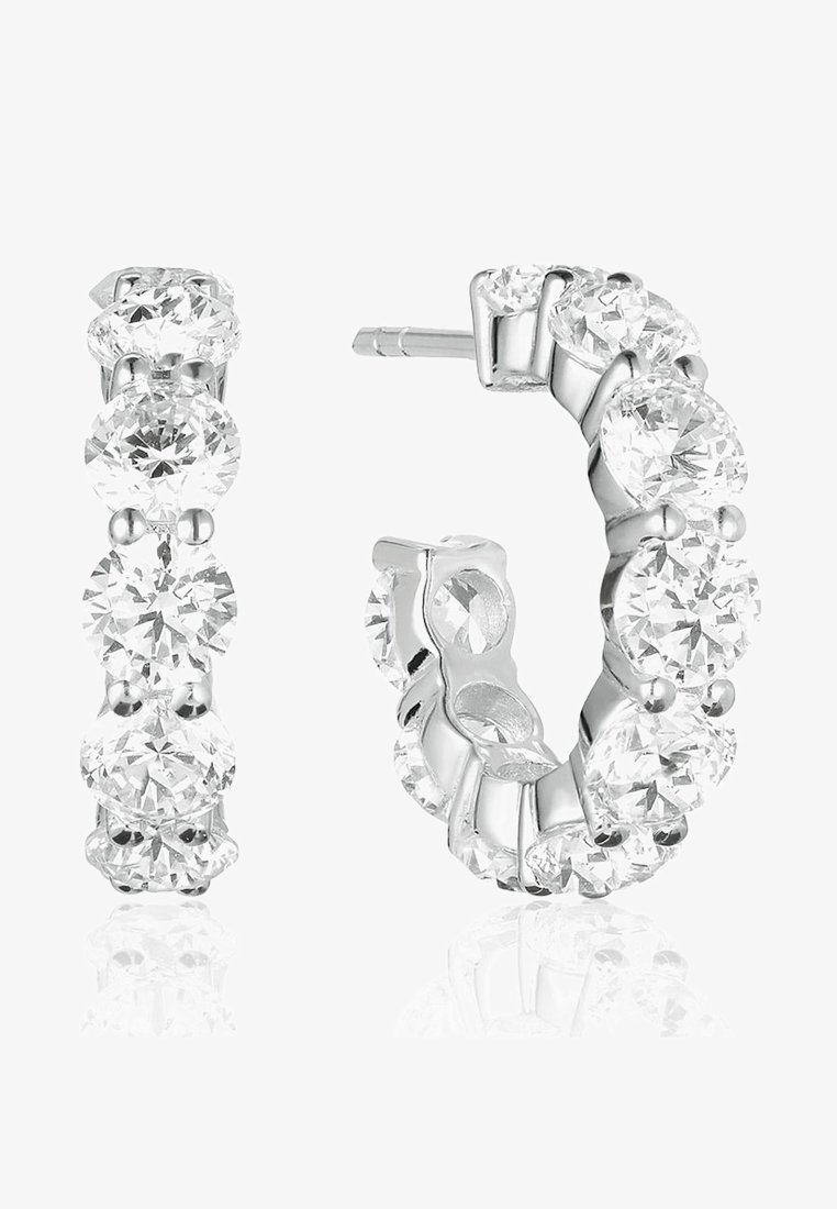 Orecchini a cerchio in argento con molteplici pietre trasparenti rotonde, disposte in fila. Gli orecchini hanno una finitura lucida e una chiusura a perno standard.