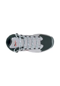 Scarpa sportiva alta con una tomaia in mesh bianco, accenti sintetici verde scuro, lacci turchesi e suola in gomma texturizzata.