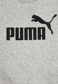 Sweatshirt gris avec un logo "PUMA" noir et une silhouette de puma en train de sauter. Tissu doux et texturé avec un design classique à col rond.