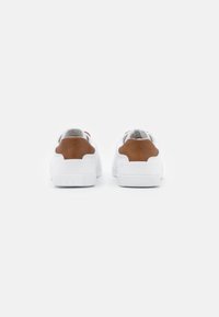 Pier One Sapatilhas - white