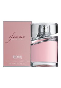 Flacon de parfum en verre transparent contenant un liquide rose, au design incurvé ; vaporisateur argenté ; boîte rose avec "femme" et "BOSS" en police élégante.