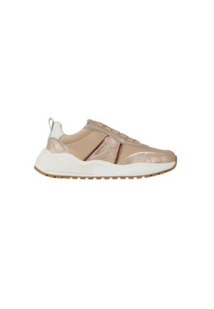 Beige en metalen sneaker met witte gevoerde zool, instapmodel en een treklipje bij de hiel.