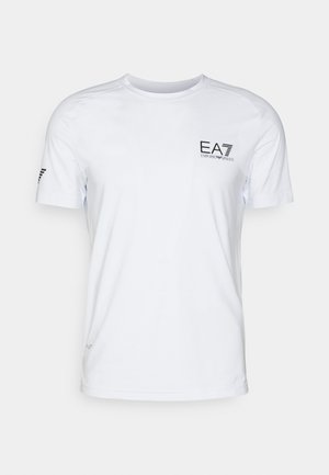 T-shirt bianco a maniche corte realizzato in tessuto morbido, con un logo nero sul petto e un dettaglio logo discreto sulla manica.