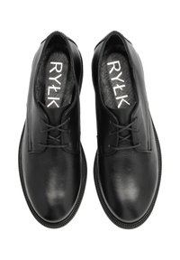 Scarpe in pelle nera con finitura liscia, design con lacci, punta rotonda e suola testurizzata a contrasto. Presentano il marchio sulla soletta.