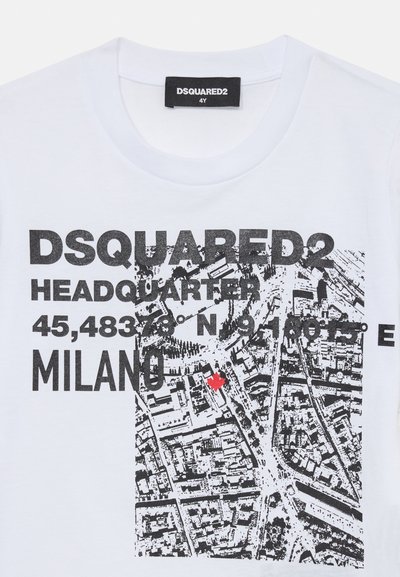 Camiseta blanca de algodón con texto impreso en negro y un mapa de la ciudad, con un acento de hoja de arce roja, cuello redondo y mangas cortas.