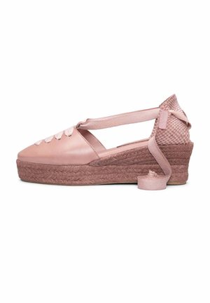 Alpargata cuña rosa con suela de cuerda trenzada, puntera cerrada, corte lateral y lazo de cinta para atar al tobillo.