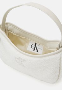 Calvin Klein Jeans TEDDY SHOULDERBAG - Borsa a mano - ivory