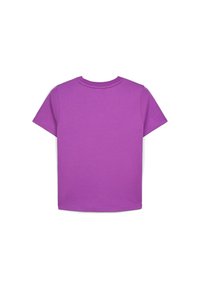 T-shirt di cotone viola, maniche corte, collo rotondo, colore uniforme con texture liscia, senza motivi o dettagli, vista posteriore mostrata.