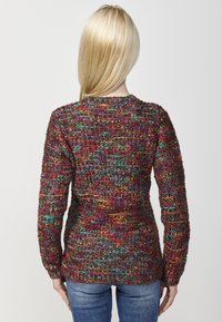 Multikleurige gebreide trui met een textuurontwerp, gekenmerkt door een mix van rood, groen en paars; lange mouwen, ronde hals en geribde manchetten.