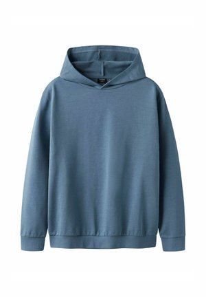 Hoodie bleu clair en tissu doux, avec une capuche à cordon, des manches longues et des poignets et un ourlet côtelés. Texture lisse avec un minimum de détails.