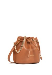 Borsa a secchiello in pelle color tannato con finitura testurizzata, dettagli in catena dorata, chiusura a coulisse e logo del marchio sul davanti.