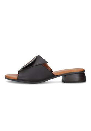 Sandalo mule nero con punta aperta, tacco basso a blocco, cinturino largo con grande fibbia metallica circolare e soletta imbottita color cuoio.