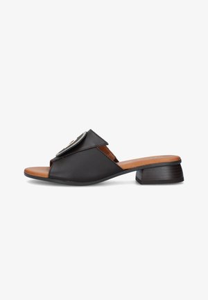 Sandalo mule nero con punta aperta, tacco basso a blocco, cinturino largo con grande fibbia metallica circolare e soletta imbottita color cuoio.
