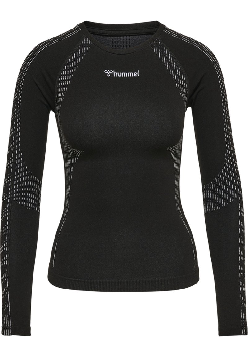 Camiseta atlética de manga larga negra con patrones de puntos blancos en las mangas y hombros, diseño ajustado, y logo blanco de "hummel" en el pecho.