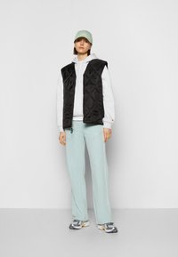 iets frans... REVERSIBLE QUILTED GILET - Colete - black