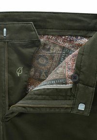 Dunkelgrüne Stoffhose mit gefüttertem Innenfutter mit komplexen Mustern, einem Reißverschluss und besticktem Blätterdetail.