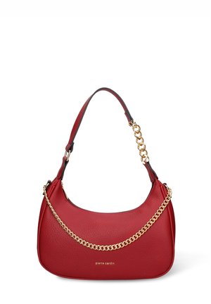 Sac à bandoulière en cuir rouge avec une finition texturée, un accent en chaîne dorée et une forme courbée. Comprend une seule bandoulière et un détail de logo.