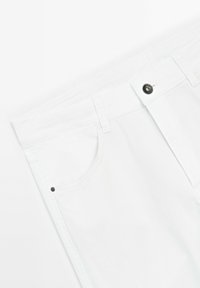 Witte katoenen broek met een rechte snit, voorzien van een knoopsluiting, een voorke pocket en subtiele zwarte hardwaredetails.