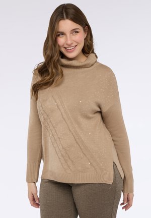 Beżowy sweter z kołnierzem typu golf z teksturowanym, diagonalnym wzorem i cekinowymi akcentami. Żebrowane mankiety i dół, boczne rozcięcia oraz miękki materiał dzianinowy.