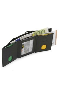 Cartera de piel negra que presenta múltiples ranuras para tarjetas, un bolsillo transparente para identificación y un compartimento para billetes. Incluye acentos en amarillo y verde.