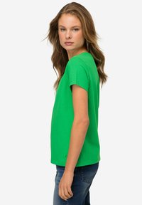 LAURASØN KLEINER KNOTEN V-AUSSCHNITT HALBARM - Camiseta básica - green
