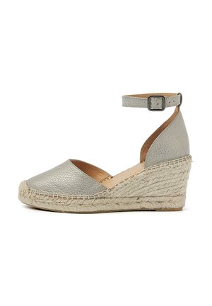 Zilveren leren espadrille-wedges met een enkelbandje, gestructureerd oppervlak en geweven jute hak. Open teenontwerp met een comfortabele voetbed.