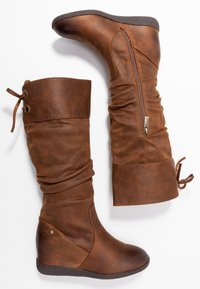 Bottes marron montantes en similicuir avec un design décontracté, une fermeture éclair latérale et des lacets assortis. Semelle compensée texturée offrant stabilité.