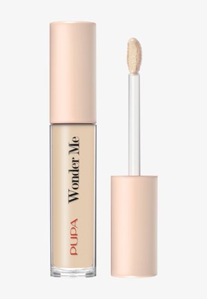 Contenitore per correttore liquido con corpo trasparente, formula beige chiaro e morbido applicatore a bacchetta. Dotato di tappo rosa e testo del marchio.