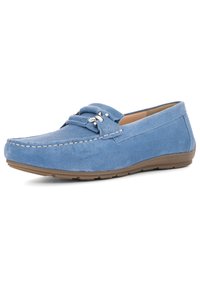 Blauwe suède moccasin-achtige schoen met gestikte details, een kleine zilveren accent en een rubberen zool voor flexibiliteit.