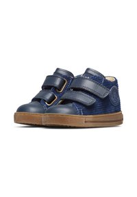 Scarpe blu per bambini con chiusura in velcro, realizzate in pelle liscia con una texture di velluto a coste, dotate di una suola in gomma e un accento con logo.