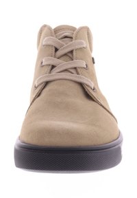 Beige suède schoen met een ronde neus, vetersluiting en een gestructureerde zwarte rubberen zool. Beschikt over een minimalistische stijl zonder zichtbare patronen.